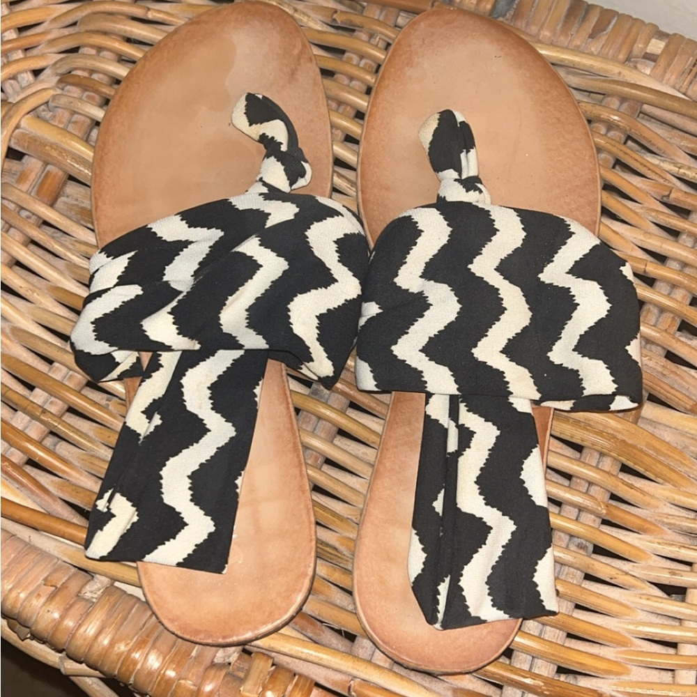 Dirty Laundry Beebop Zig Zag Thong Sandals